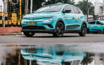 Mobil listrik BYD dan VinFast di jalanan Jakarta, menunjukkan tren mobil listrik Asia.