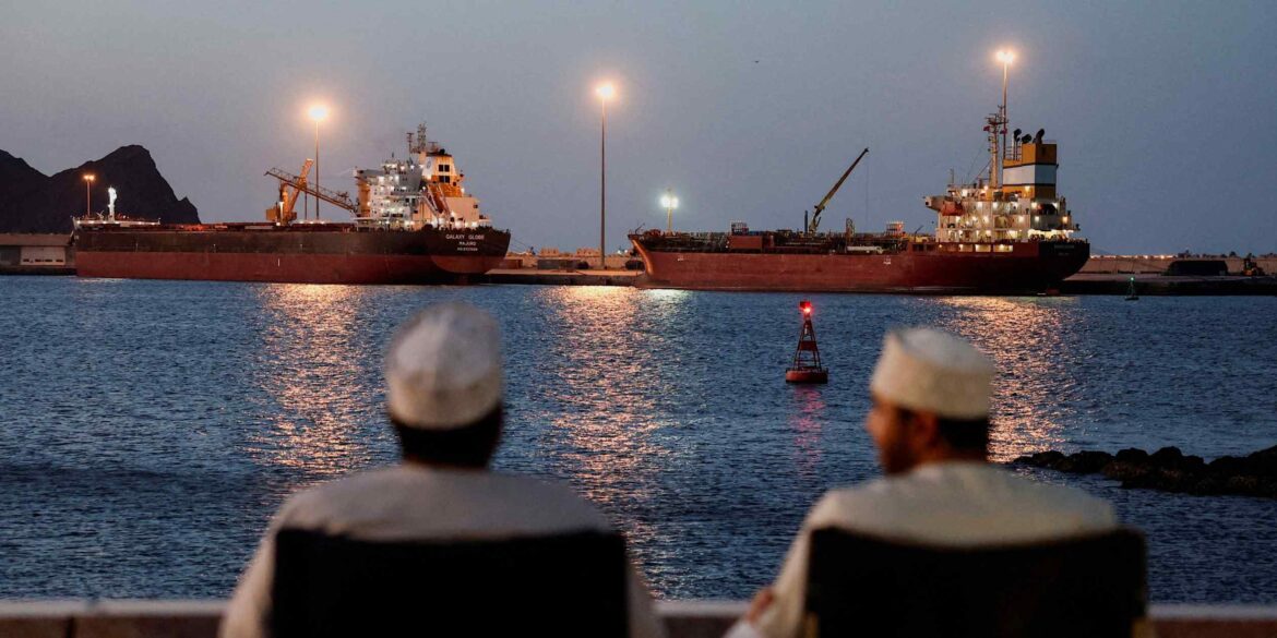 Kapal Tanker Cina Terkena Sanksi AS Lewati Selat Hormuz